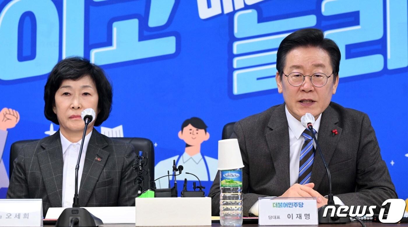 본문 이미지 - 이재명 더불어민주당 대표가 14일 서울 여의도 소상공인연합회에서 열린 소상공인 정책간담회에서 발언하고 있다. 왼쪽은 오세희 소상공인연합회장. (공동취재) 2024.2.14/뉴스1 ⓒ News1 임세영 기자