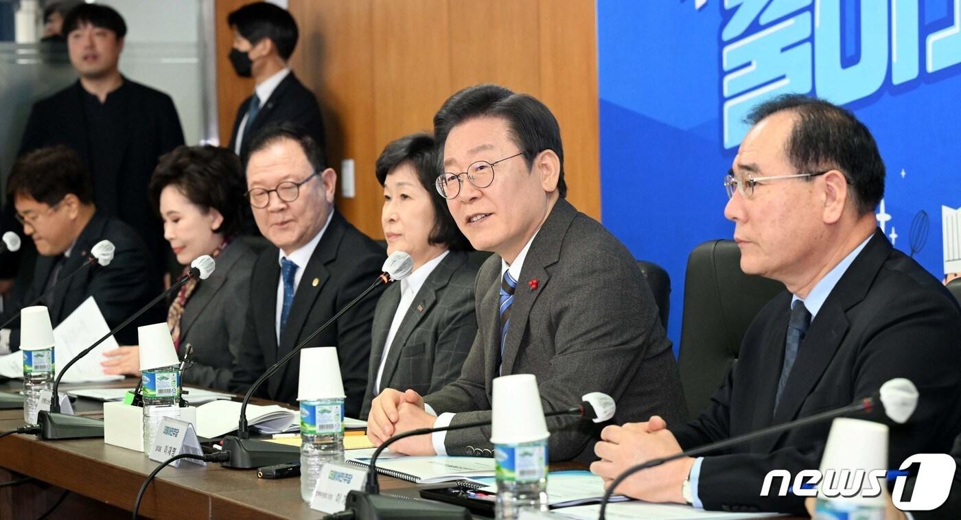 본문 이미지 - 이재명 더불어민주당 대표가 14일 서울 여의도 소상공인연합회에서 열린 소상공인 정책간담회에서 발언하고 있다. (공동취재) 2024.2.14/뉴스1 ⓒ News1 임세영 기자