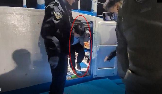 본문 이미지 - 영풍제지 주가조작 총책 이모씨가 서귀포항에서 체포될 당시 모습 (검찰 제공)