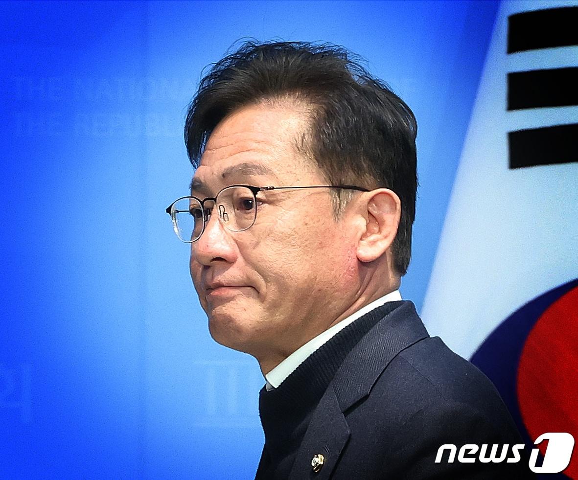 본문 이미지 - 배진교 녹색정의당 원내대표가 14일 서울 여의도 국회 소통관에서 원내대표직 사임 기자회견을 마치고 회견장을 나서고 있다. 2024.2.14/뉴스1 ⓒ News1 송원영 기자