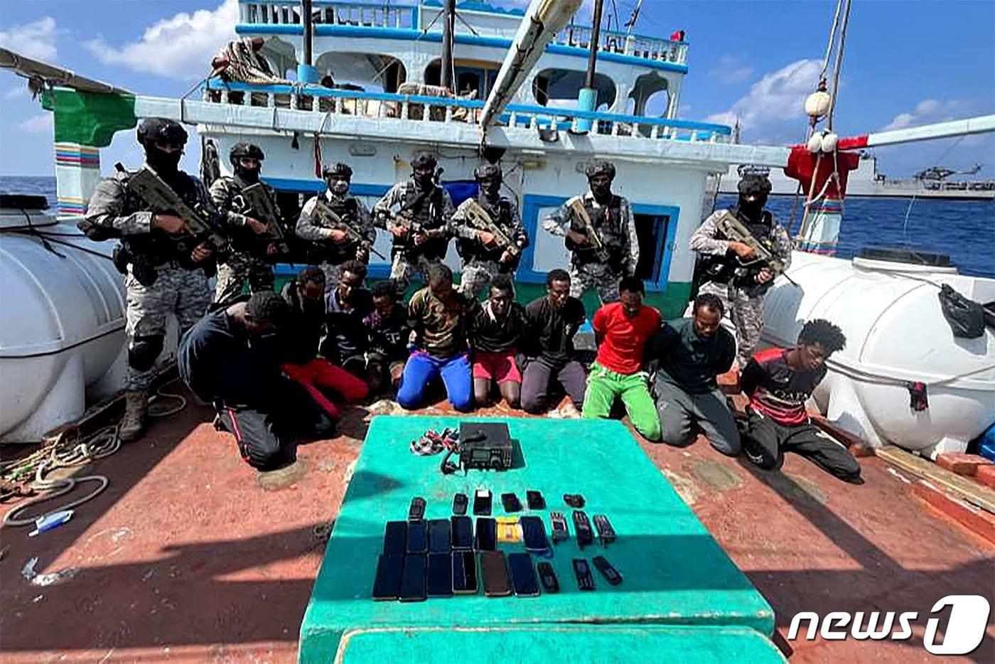 30일(현지시간) 인도 해군이 소말리아 인근 해역에서 이란 어선을 나포한 소말리아 해적을 검거한 모습. 2024.01.30/ ⓒ AFP=뉴스1 ⓒ News1 박재하 기자