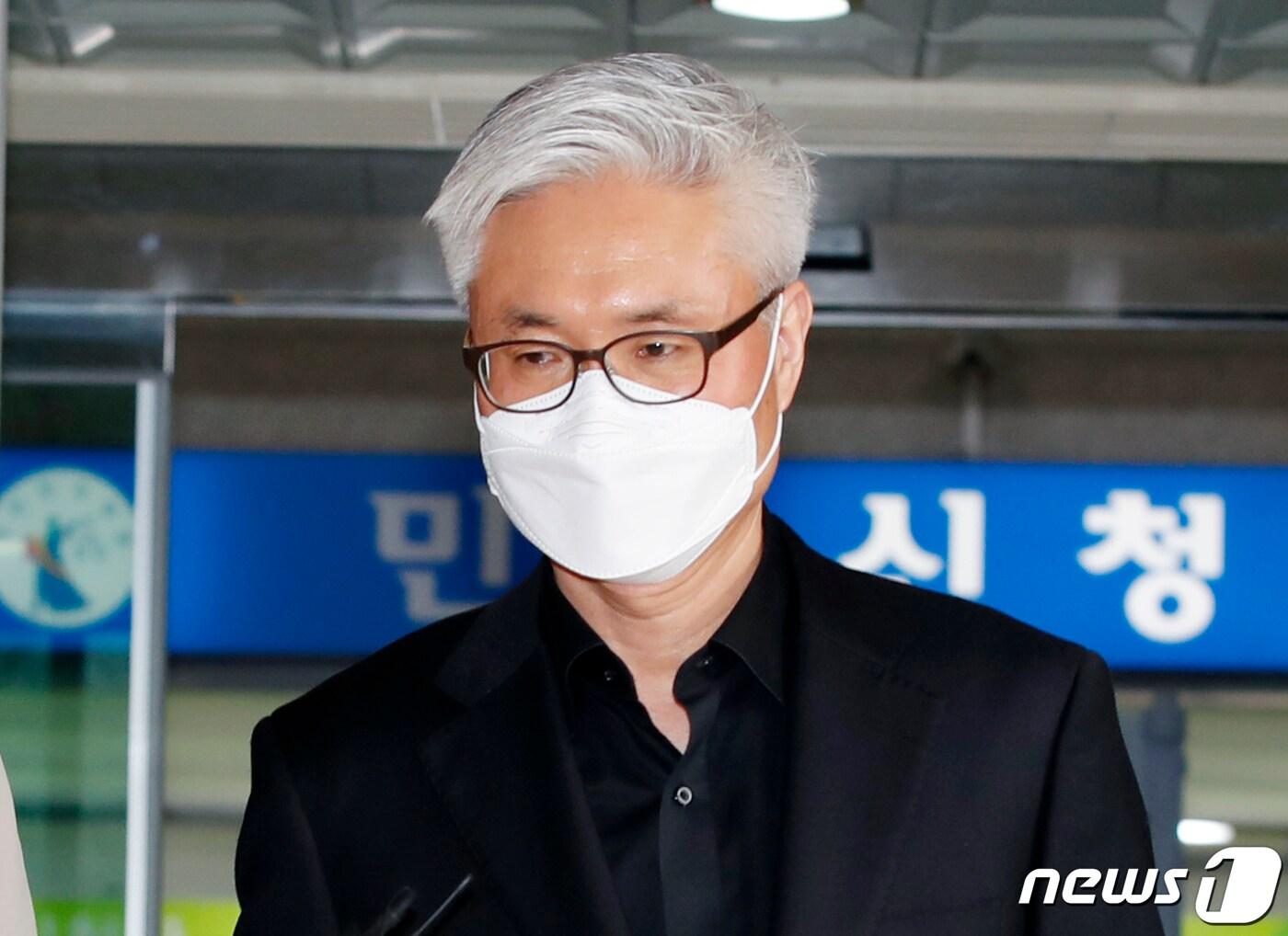 본문 이미지 - 이태원 참사 당시 경찰 내부 보고서를 삭제하라고 지시한 혐의를 받는 박성민 전 서울경찰청 공공안녕정보외사부장이 14일 오후 서울 마포구 서울서부지방법원에서 열린 1심 선거 공판을 마친 뒤 법정을 나서고 있다. 2024.2.14/뉴스1 ⓒ News1 권현진 기자