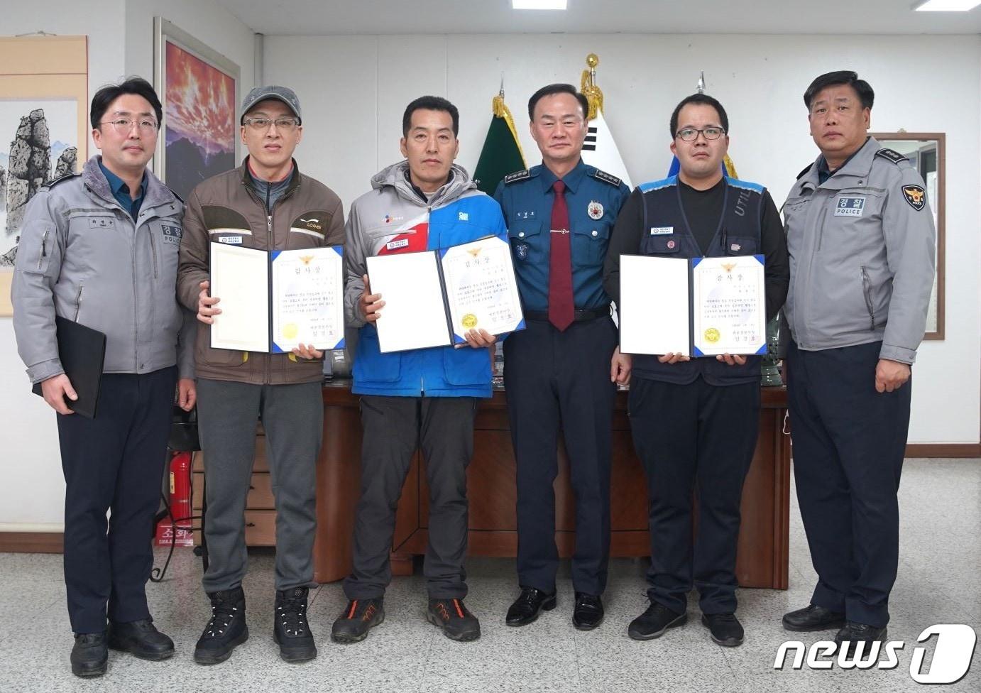 본문 이미지 - 제천경찰서는 14일 2023 하반기 택배순찰대 우수 활동 대원 3명에게 감사장을 전달했다.(제천경찰서 제공)2024.2.14/뉴스1