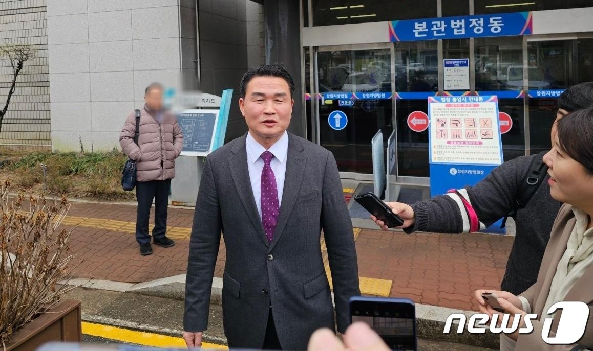 본문 이미지 - 박종우 경남 거제시장이 14일 자신의 공직선거법 위반 혐의 항소심 첫 공판을 마친 뒤 법정을 나서고 있다.2024.2.14/뉴스1