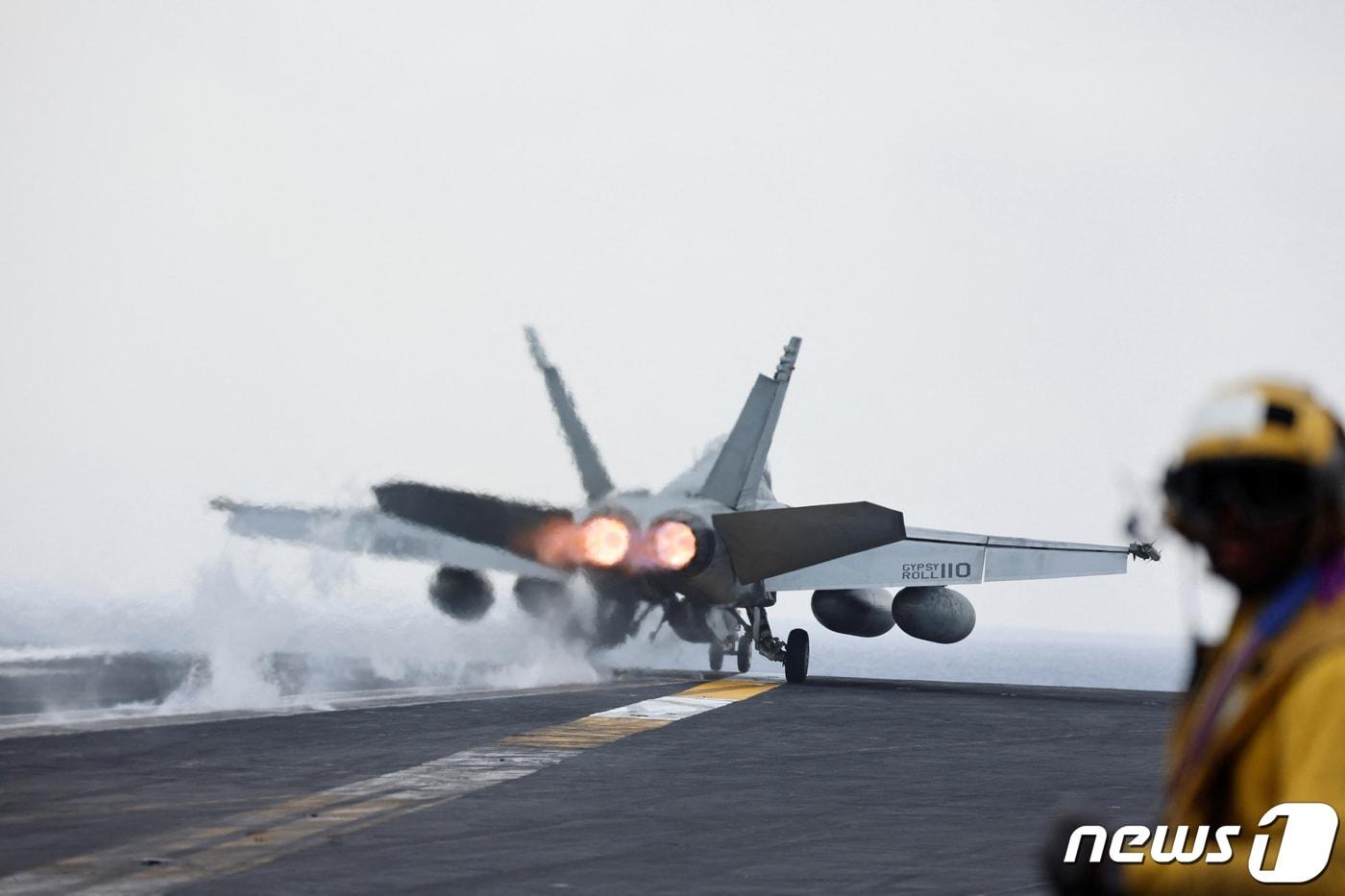 중동 홍해와 아덴만에 배치된 미 해군 항공모함 &#39;드와이트 D 아이젠하워&#39;에서  F/A-18 호넷 전투기가 출격하고 있다.  ⓒ 로이터=뉴스1 ⓒ News1 김성식 기자