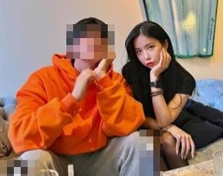 본문 이미지 - 유튜브 '가로세로연구소'는 '새우공장 마약 코인'이라는 제목의 라이브 방송을 진행하며 위너즈 코인 사기 사건의 핵심 인물로 알려진 A씨와 조현영이 함께 찍은 사진을 게재해 큰 논란이 되고 있다. 조현영은 이를 적극 부인하며 억울함을 호소했다.