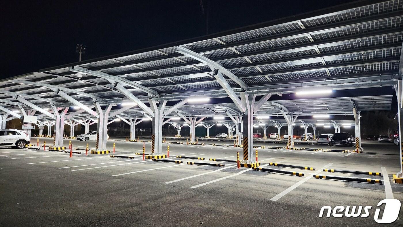 본문 이미지 - 광주도시공사가 월드컵경기장에 준공한 태양광 발전소 전경.(광주도시공사 제공)/뉴스1