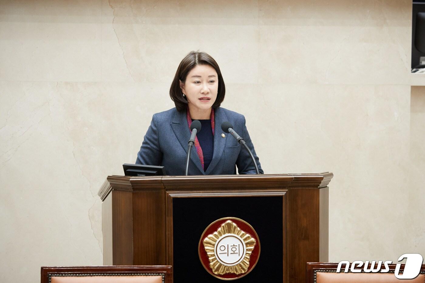 본문 이미지 - 용인특례시의회 제280회 임시회 본회의에서 부의장으로 선출된 김희영 의원이 당선인사를 하고 있다.(용인시의회 제공)