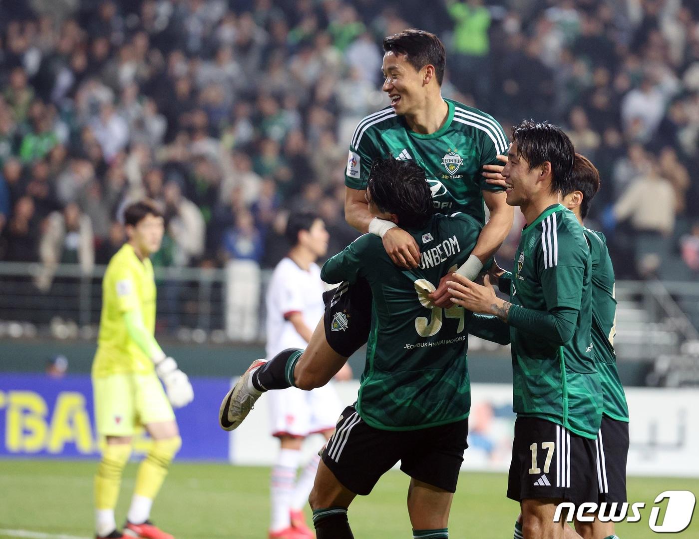 본문 이미지 - 14일 오후 전라북도 전주시 덕진구 전주월드컵경기장에서 열린 2023-2024시즌 아시아축구연맹(AFC) 챔피언스리그 16강 1차전 전북 현대 모터스와 포항 스틸리스의 경기에서 후반 헤더골을 넣은 전북 안현범이 크로스를 올려준 김태환을 번쩍 안아 들고 있다. 2024.2.14/뉴스1 ⓒ News1 박정호 기자