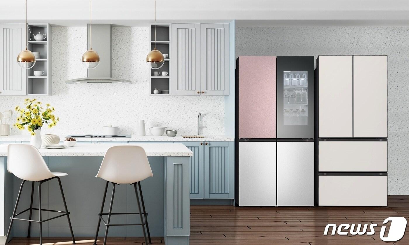 본문 이미지 -  LG 디오스 '상냉장 하냉동 냉장고'(왼쪽)와 '김치냉장고'(오른쪽) 신제품. (LG전자 제공)