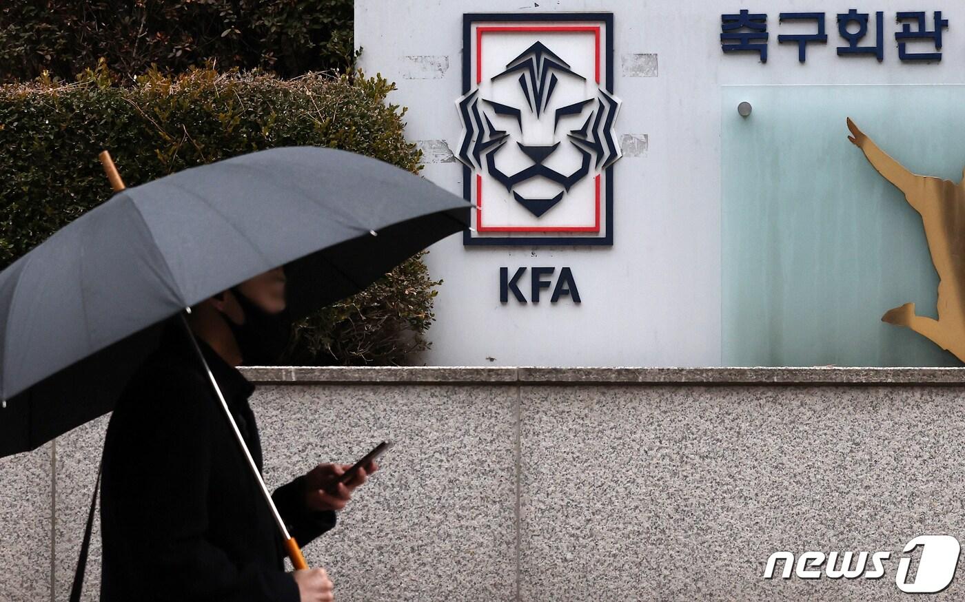 본문 이미지 - 대한축구협회 직원이 전지훈련 기간 중 선수들과 카드놀이를 해 보직 해임된 것이 드러났다. 2024.2.15/뉴스1 ⓒ News1 김진환 기자
