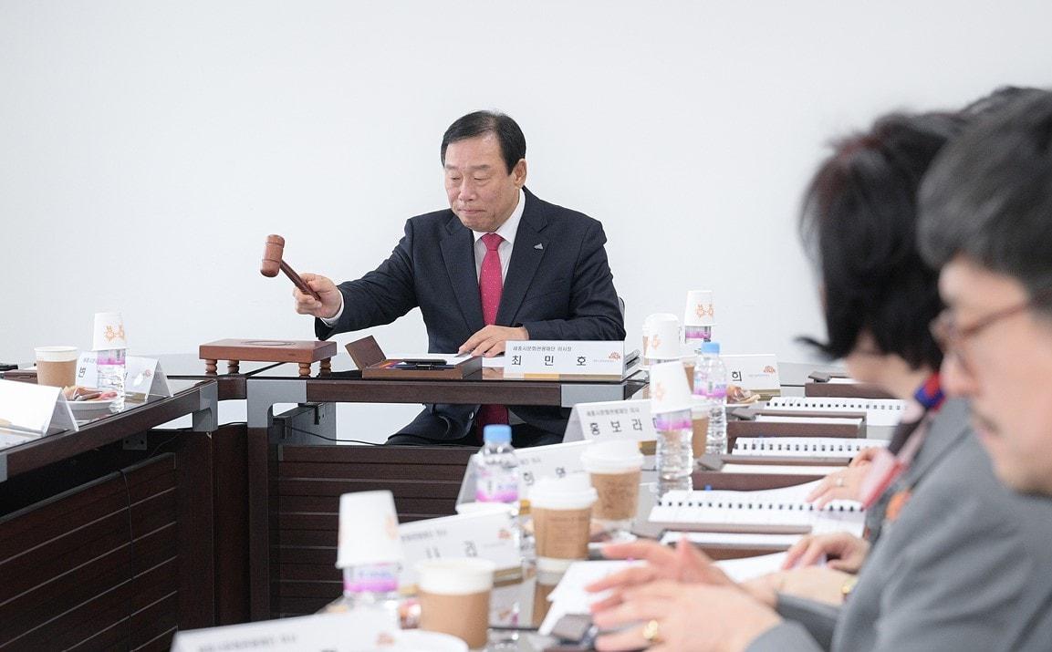 본문 이미지 - 최민호 세종시문화관광재단 이사장이 14일 열린 이사회에서 박영국 신임 대표에 대한 임명동의안을 의결하고 있다. (세종시 제공) / 뉴스1 