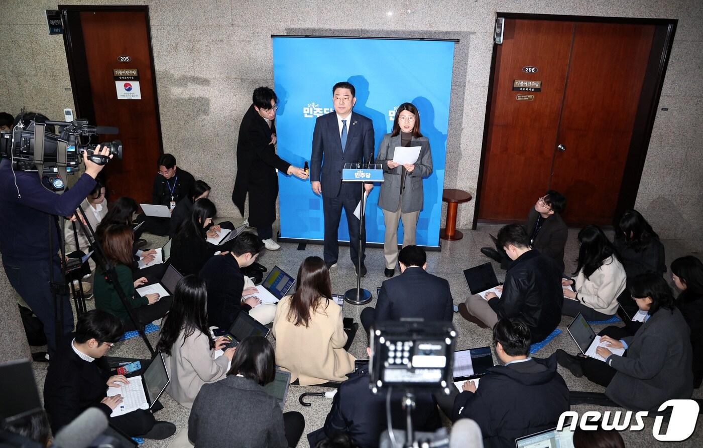본문 이미지 - 더불어민주당 중앙당공직선서후보자추천관리위원회 김병기 간사와 박희정 대변인이 15일 오전 서울 여의도 국회에서 4·10 총선 공천 3차 심사결과를 발표하고 있다. 2024.2.15/뉴스1 ⓒ News1 구윤성 기자