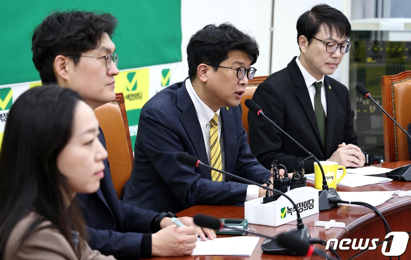 본문 이미지 - 김준우 녹색정의당 상임대표가 15일 오전 서울 여의도 국회에서 열린 전략협의회의에서 모두발언을 하고 있다. 2024.2.15/뉴스1 ⓒ News1 구윤성 기자