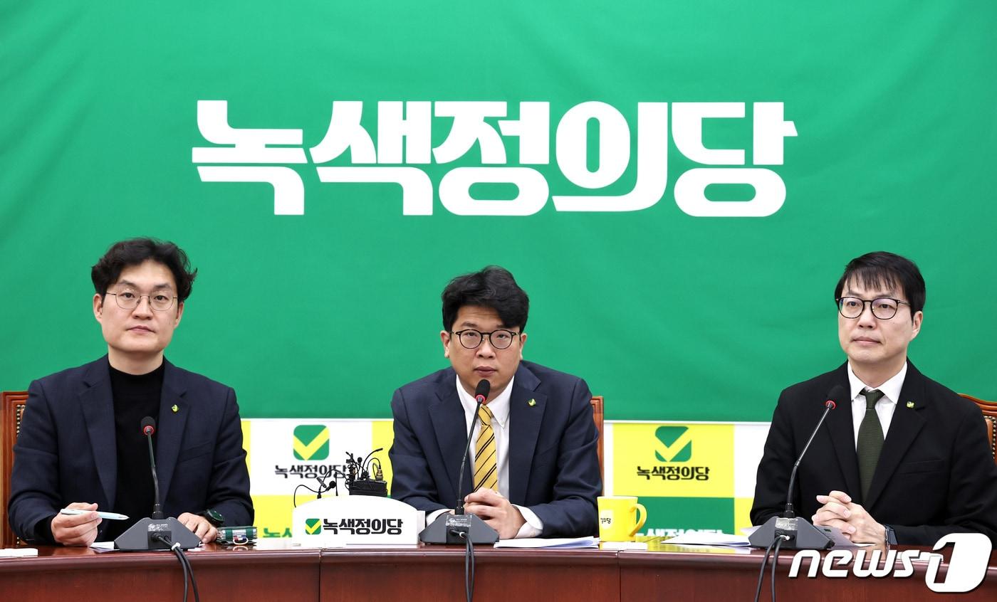 본문 이미지 - 김준우 녹색정의당 상임대표가 15일 오전 서울 여의도 국회에서 열린 전략협의회의에서 모두발언을 하고 있다. 2024.2.15/뉴스1 ⓒ News1 구윤성 기자