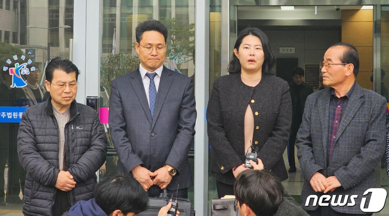 본문 이미지 - 일제강제동원피해자 11명의 유족들이 미씨비시중공업을 상대로 제기한 손해배상 소송에서 승소한 15일, 원고 측 변호인들이 소송 결과에 대한 입장을 표명하고 있다. 뉴스1. 2024.2.15 ⓒ News1 최성국 기자