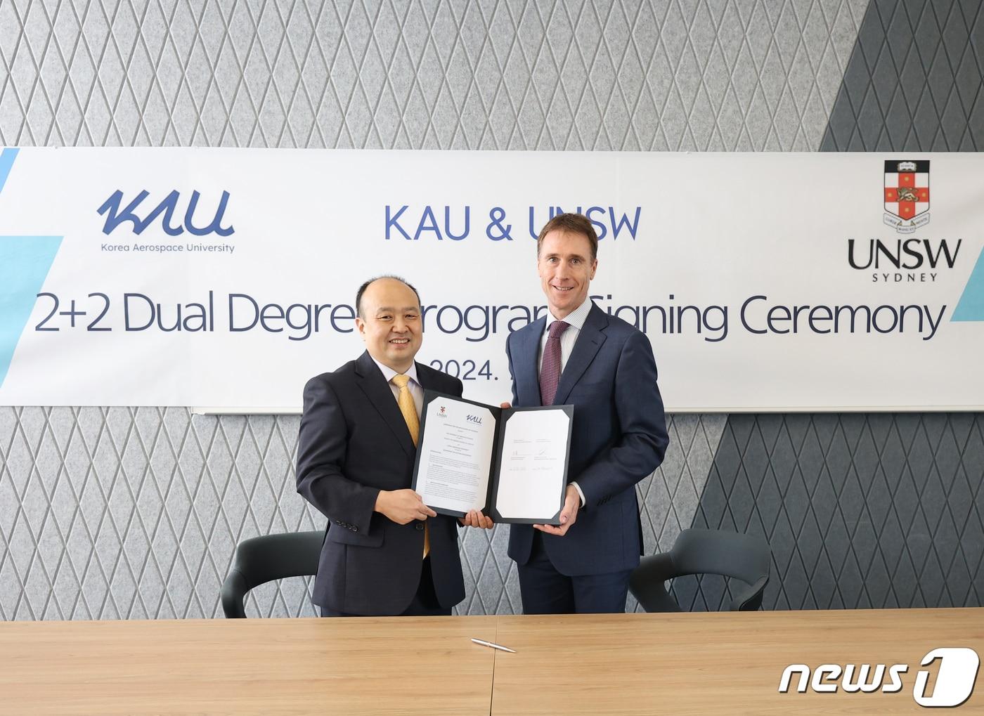 본문 이미지 - 한국항공대학교가 14일 호주 시드니에 있는 뉴사우스웨일즈대학교(University of New South Wales‧이하 UNSW)에서 ‘2+2 복수학위’ 협정을 체결했다. 사진 왼쪽부터 한국항공대 박진우 항공경영학과장과 UNSW 브렛 몰스워스(Brett Molesworth) 항공학부장.