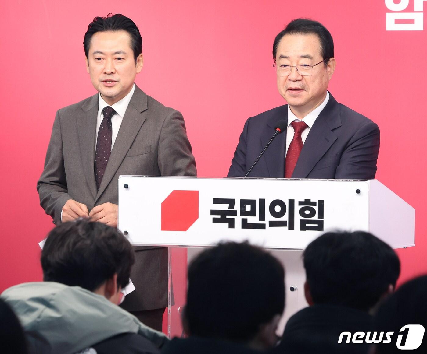 본문 이미지 - 정영환 국민의힘 공천관리위원장이 15일 오전 서울 여의도 중앙당사에서 제7차 공관위 회의에서 결정된 단수공천 심사 결과를 발표하고 있다. 2024.2.15/뉴스1 ⓒ News1 송원영 기자