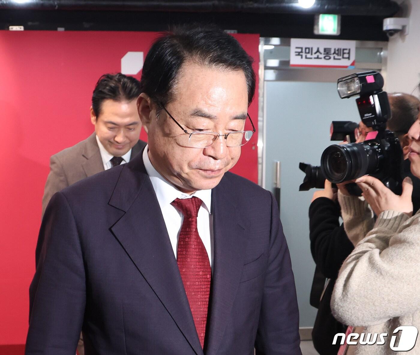 본문 이미지 - 정영환 국민의힘 공천관리위원장이 15일 오전 서울 여의도 중앙당사에서 제7차 공관위 회의에서 결정된 단수공천 심사 결과를 발표를 마치고 회견장을 나서고 있다. 2024.2.15/뉴스1 ⓒ News1 송원영 기자
