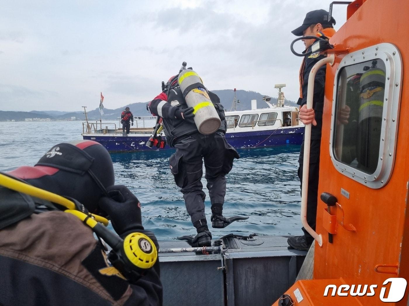 본문 이미지 -  15일 경북 포항시 남구 장기면 대진항 인근에서 발생한 60대 선장 실종사고와 관련 해경구조대원들이 수중 수색에 투입되고 있다.(포항해양경찰서제공) 2024.2.15/뉴스1 최창호 기자