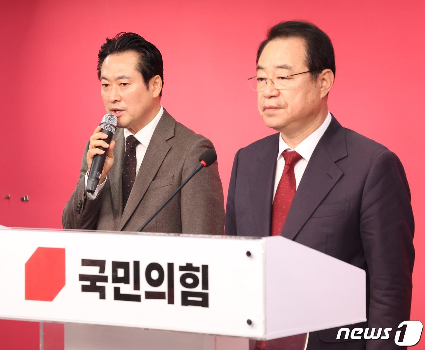 본문 이미지 - 정영환 국민의힘 공천관리위원장과 장동혁 사무총장이 15일 오전 서울 여의도 중앙당사에서 열린 제7차 공관위 회의 단수공천 심사 결과를 발표에서 취재진의 질문을 받고 있다. 2024.2.15/뉴스1 ⓒ News1 송원영 기자