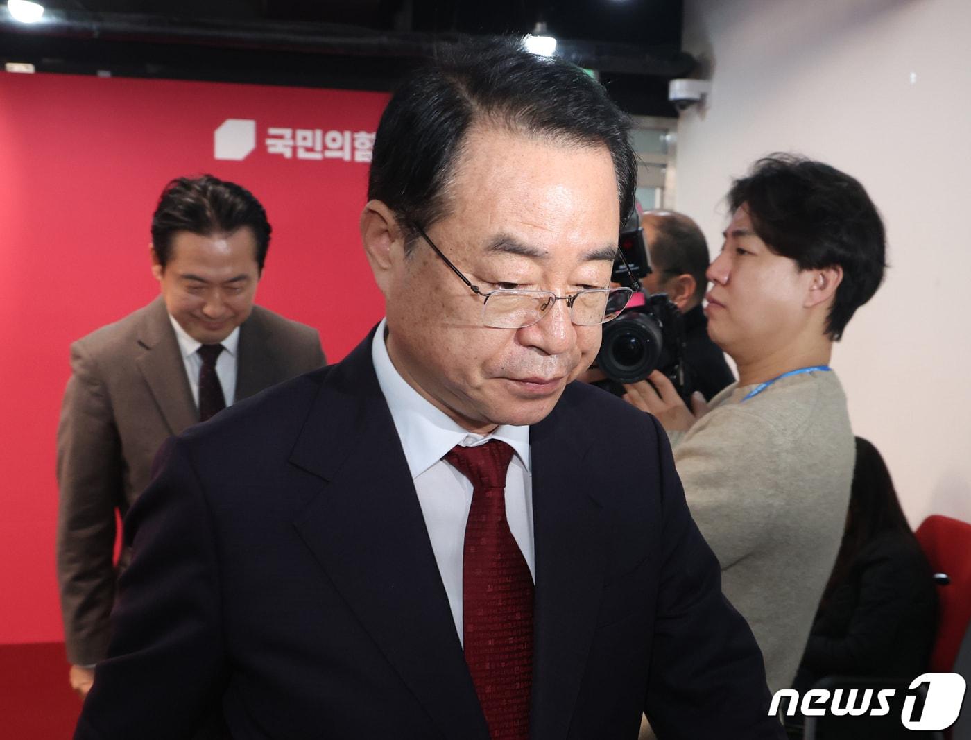 본문 이미지 - 정영환 국민의힘 공천관리위원장이 15일 오전 서울 여의도 중앙당사에서 제7차 공관위 회의에서 결정된 단수공천 심사 결과를 발표를 마치고 회견장을 나서고 있다. 2024.2.15/뉴스1 ⓒ News1 송원영 기자