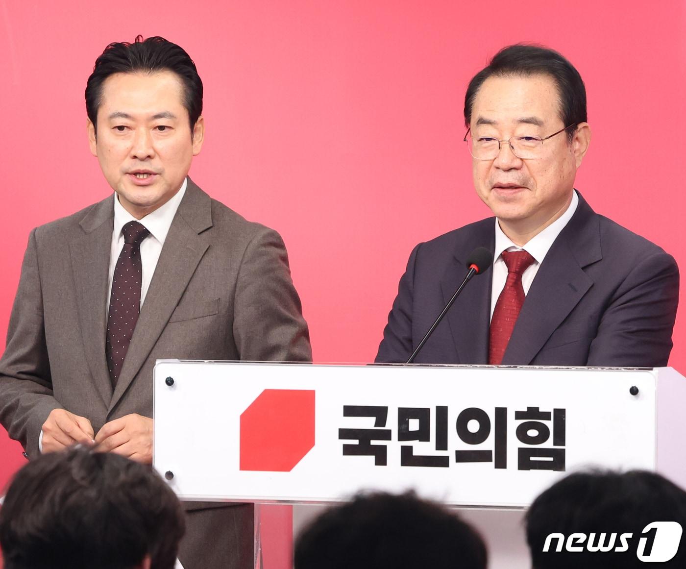 본문 이미지 - 정영환 국민의힘 공천관리위원장과 장동혁 사무총장이 15일 오전 서울 여의도 중앙당사에서 열린 제7차 공관위 회의 단수공천 심사 결과를 발표에서 취재진의 질문을 받고 있다. 2024.2.15/뉴스1 ⓒ News1 송원영 기자
