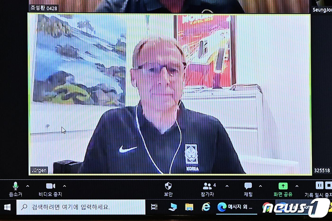 본문 이미지 - 위르겐 클린스만 대한민국 축구대표팀 감독이 15일 오전 서울 종로구 축구회관에서 열린 2024년 제1차 전력강화위원회에 화상으로 참여하고 있다.  (공동취재) 2024.2.13/뉴스1 ⓒ News1 김진환 기자