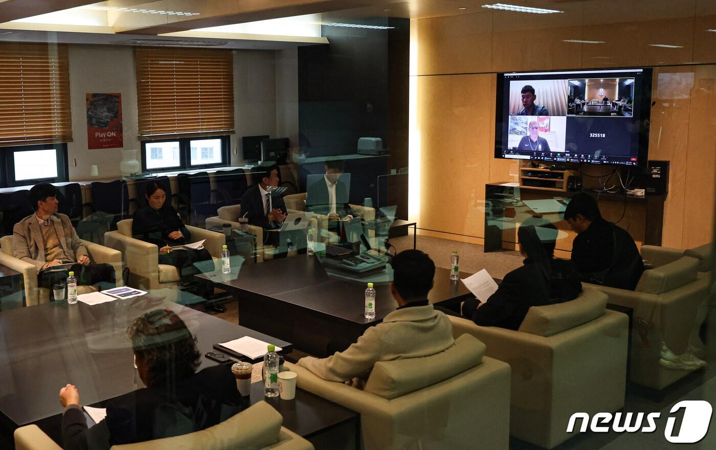 본문 이미지 - 위르겐 클린스만 대한민국 축구대표팀 감독이 15일 오전 서울 종로구 축구회관에서 열린 2024년 제1차 전력강화위원회에 화상으로 참여하고 있다. 이 회의에는 마이클 뮐러 전력강화위원장과 위르겐 클린스만 한국 축구대표팀 감독, 그리고 전력강화위원 7명이 참석해 클린스만호가 아시안컵에서 보여준 경기력과 대회 준비 과정 등을 되짚어봤다. 강화위에서 '클린스만 결질 불가피' 쪽으로  분위기가 형성된 것으로 알려졌다. (공동취재) 2024.2.13/뉴스1 ⓒ News1 김진환 기자