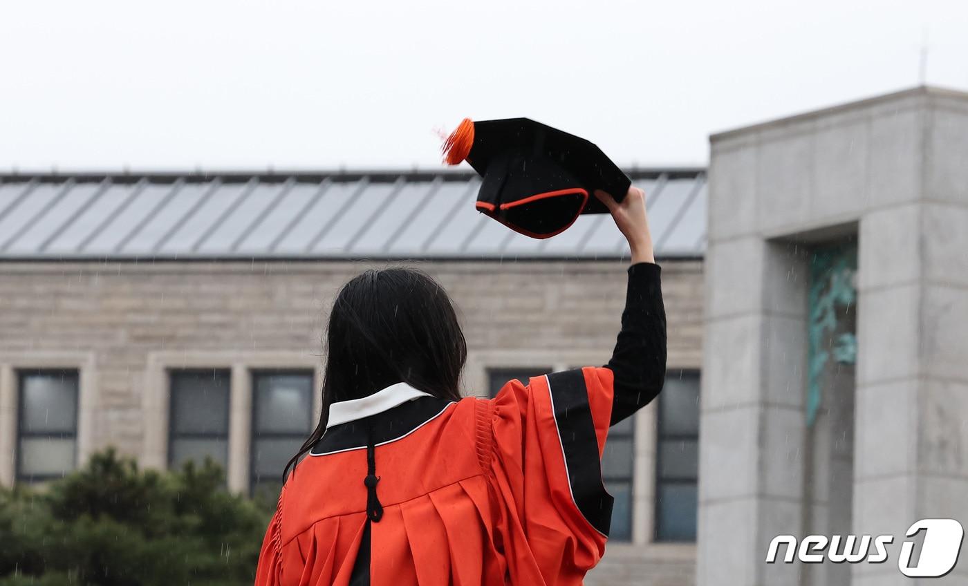 15일 서울 중구 장충동 동국대학교에서 열린 &#39;2024년 봄 학위수여식&#39;에서 한 졸업생이 기념촬영을 하고 있다. 2024.2.15/뉴스1 ⓒ News1 김성진 기자