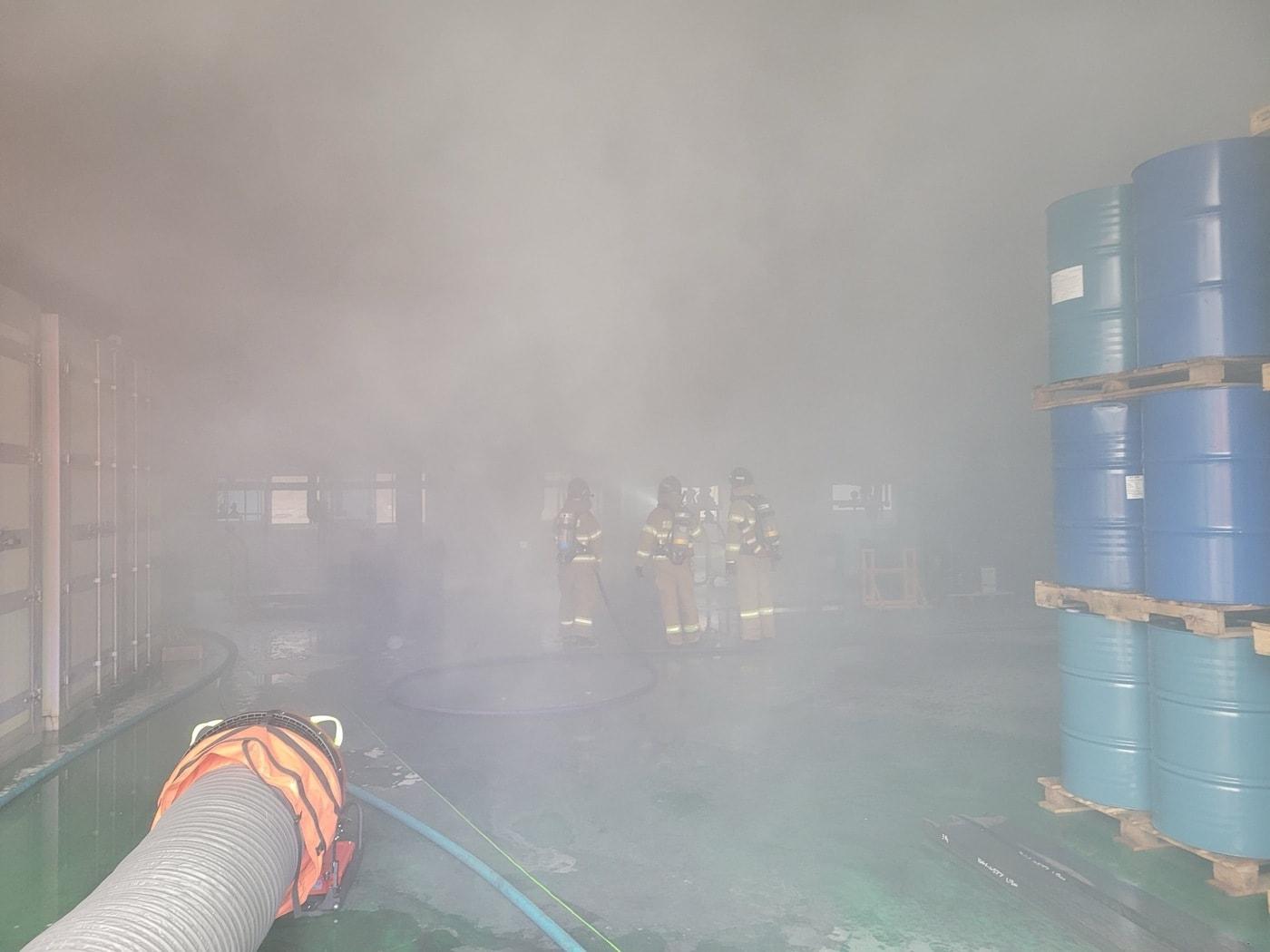 본문 이미지 -  15일 불이 난 세종시 전의면의 한 폴리우레탄 원료 제조공장. (세종소방본부 제공) / 뉴스1