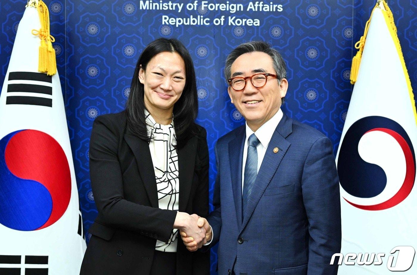 본문 이미지 - 조태열 외교부 장관(오른쪽)과 줄리 터너 미국 국무부 북한인권특사.(외교부 제공)