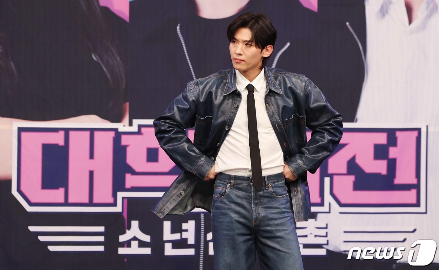 방송인 덱스가 15일 오후 서울 마포구 상암MBC 골든마우스홀에서 열린 '대학체전 소년선수촌' 제작발표회에서 포즈를 취하고 있다. 2024.2.15/뉴스1 ⓒ News1 김민지 기자