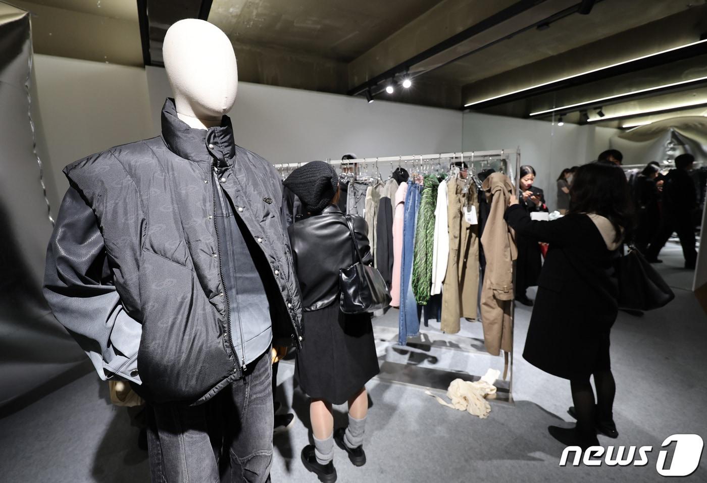 15일 서울 용산구 현대카드 바이닐앤플라스틱에서 열린 무신사 입점 브랜드의 올해 가을·겨울(FW) 시즌 상품을 미리 확인할 수 있는 '24FW 무신사 시즌 프리뷰' 행사에서 참가자들이 다음 시즌 상품을 둘러보고 있다. 2024.2.15/뉴스1 ⓒ News1 박지혜 기자