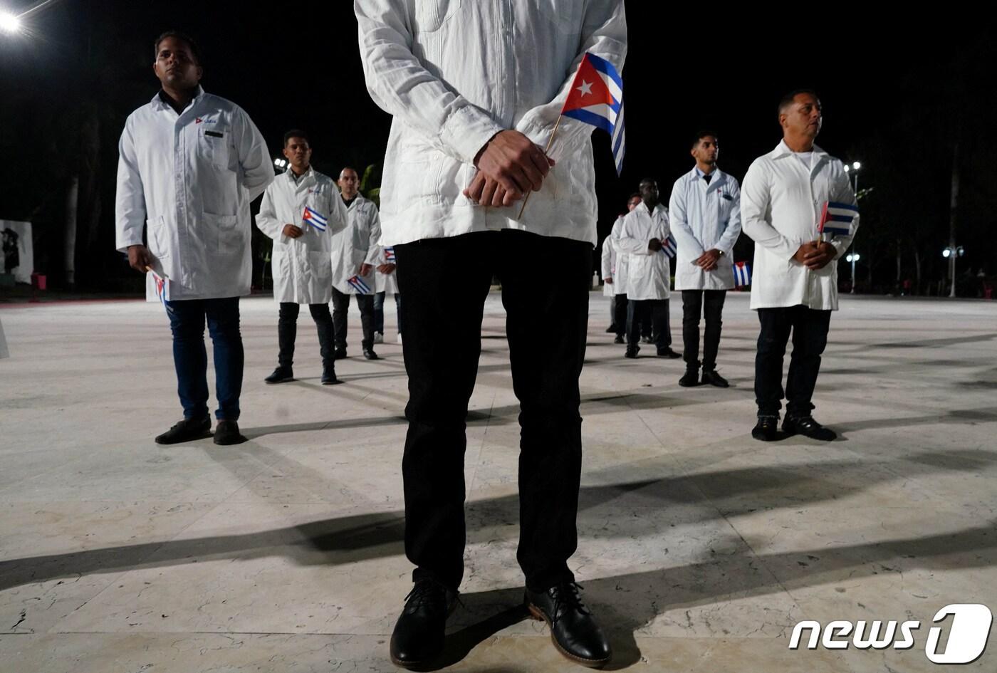 본문 이미지 - 쿠바 아바나에서 지난해 2월 튀르키예(터키) 대지진 현장으로 파견된 의료진의 모습. 2023.2.11 ⓒ 로이터=뉴스1 ⓒ News1 강민경 기자