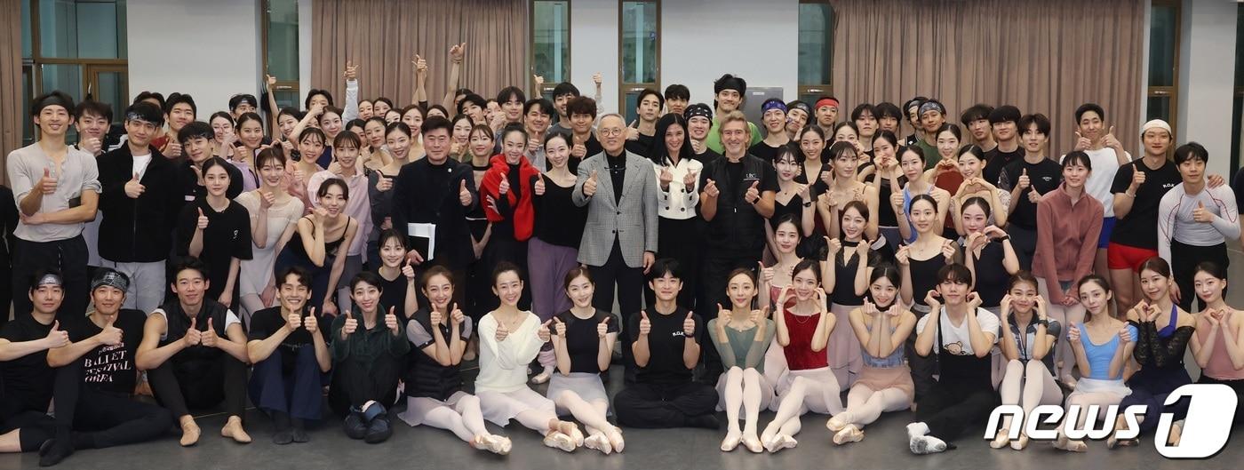 본문 이미지 - 문화체육관광부 유인촌 장관은 2월 15일 오전, 국립예술단체 공연연습장(서울 서초동)을 찾아 국립발레단 강수진 예술감독과 함께 단원들을 격려했다. 문화체육관광부 제공.