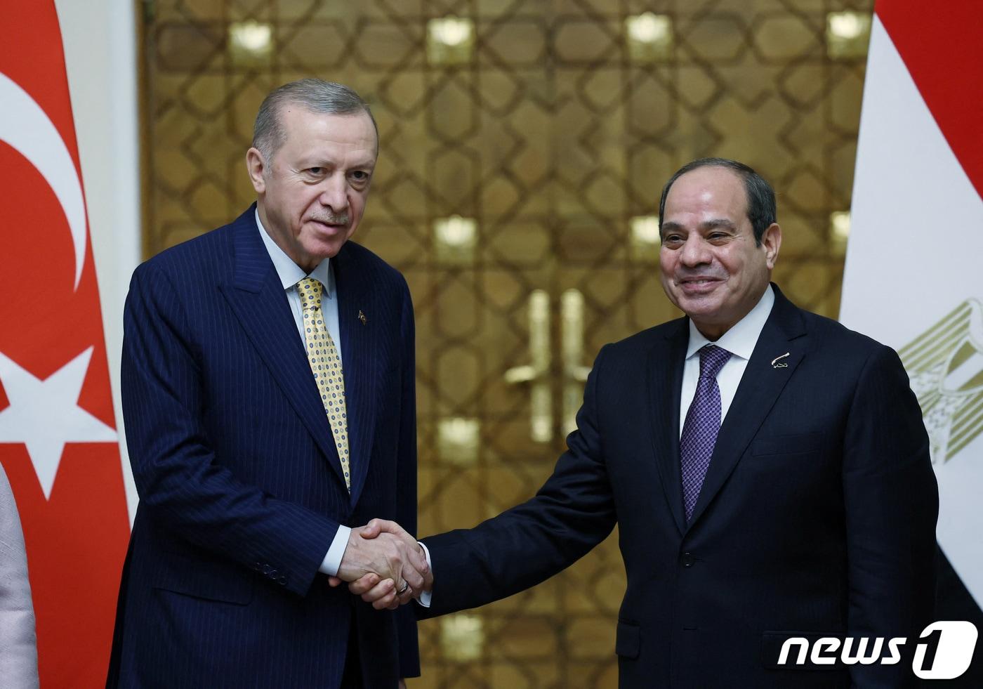레제프 타이이프 에르도안 튀르키예 대통령(왼쪽)이 14일(현지시간) 이집트 수도 카이로의 일 아티하디야 궁전에서 압델 파타 알시시 이집트 대통령과 악수하고 있다(튀르키예 대통령 공보실 제공). 2024.2.14. ⓒ 로이터=뉴스1 ⓒ News1 김성식 기자
