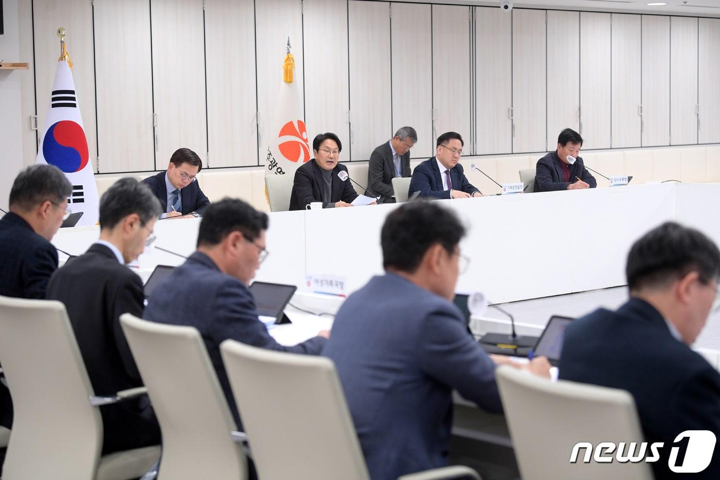 본문 이미지 - 강기정 광주시장이 15일 오후 시청 중회의실에서 간부회의를 주재하고 한국건설 보증사고 피해자 지원 대책을 논의하고 있다.(광주시 제공)2024.2.15/뉴스1 
