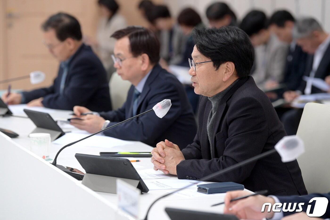 본문 이미지 - 강기정 광주시장이 지난 15일 오후 시청 중회의실에서 열린 간부회의에서 한국건설 보증사고 피해자 지원을 당부하고 있다.(광주시 제공)2024.2.15/뉴스1 