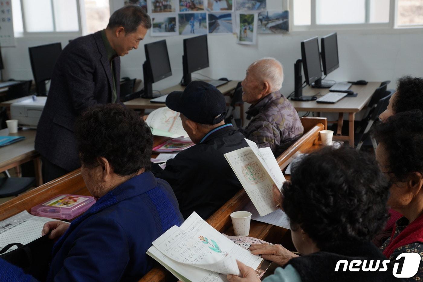 본문 이미지 -  14일 경기 양평군 지평면 옥현1리 광양 행복학교에서 이강옥(70) 이장이 어르신들에 한글수업을 하고 있다.2024.01.14./뉴스1 양희문 기자