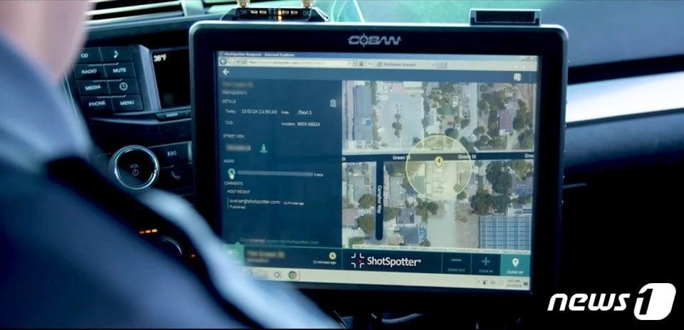 본문 이미지 - 시카고 시 당국이 그동안 비용 대비 효율성 여부로 논란이 됐던 총격 감지 기술 ‘샷스포터’&#40;ShotSpotte&#41; 중단을 결정했다. 반대론자들은 환호했지만, 경찰 등 이를 지지하는 쪽에서 반발해 논란은 새로운 국면으로 접어들었다. 사진은 샷스포터 이용 장면.&#40;사운드씽킹 홍보영상 갈무리&#41;.