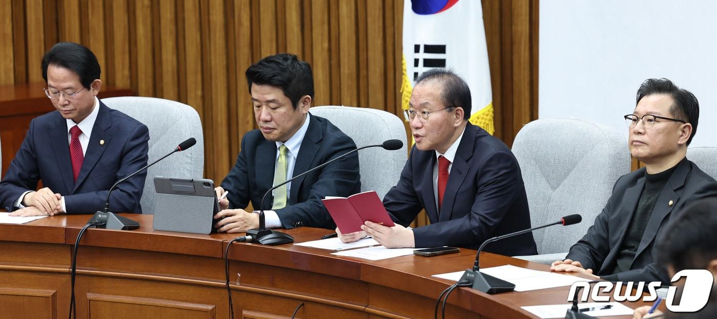본문 이미지 - 윤재옥 국민의힘 원내대표가 16일 오전 서울 여의도 국회에서 열린 원내대책회의에서 모두발언을 하고 있다. 2024.2.16/뉴스1 ⓒ News1 구윤성 기자