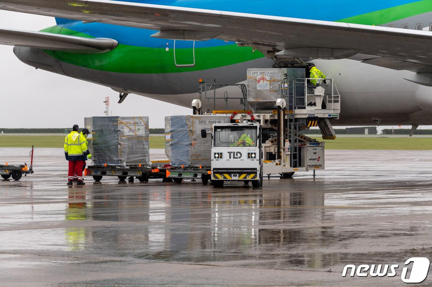 영국 카디프 공항에서 물류를 이송 중인 차량들. 20.04.28 ⓒ 로이터=뉴스1 ⓒ News1 김예슬 기자