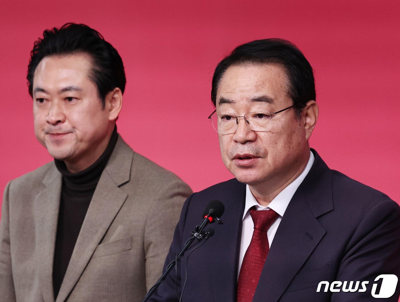 본문 이미지 - 국민의힘 정영환 공천관리위원장(오른쪽)과 장동혁 사무총장이 16일 오전 서울 여의도 중앙당사에서 경기·충청·전남지역 단수공천 명단을 발표하고 있다. 2024.2.16/뉴스1 ⓒ News1 구윤성 기자