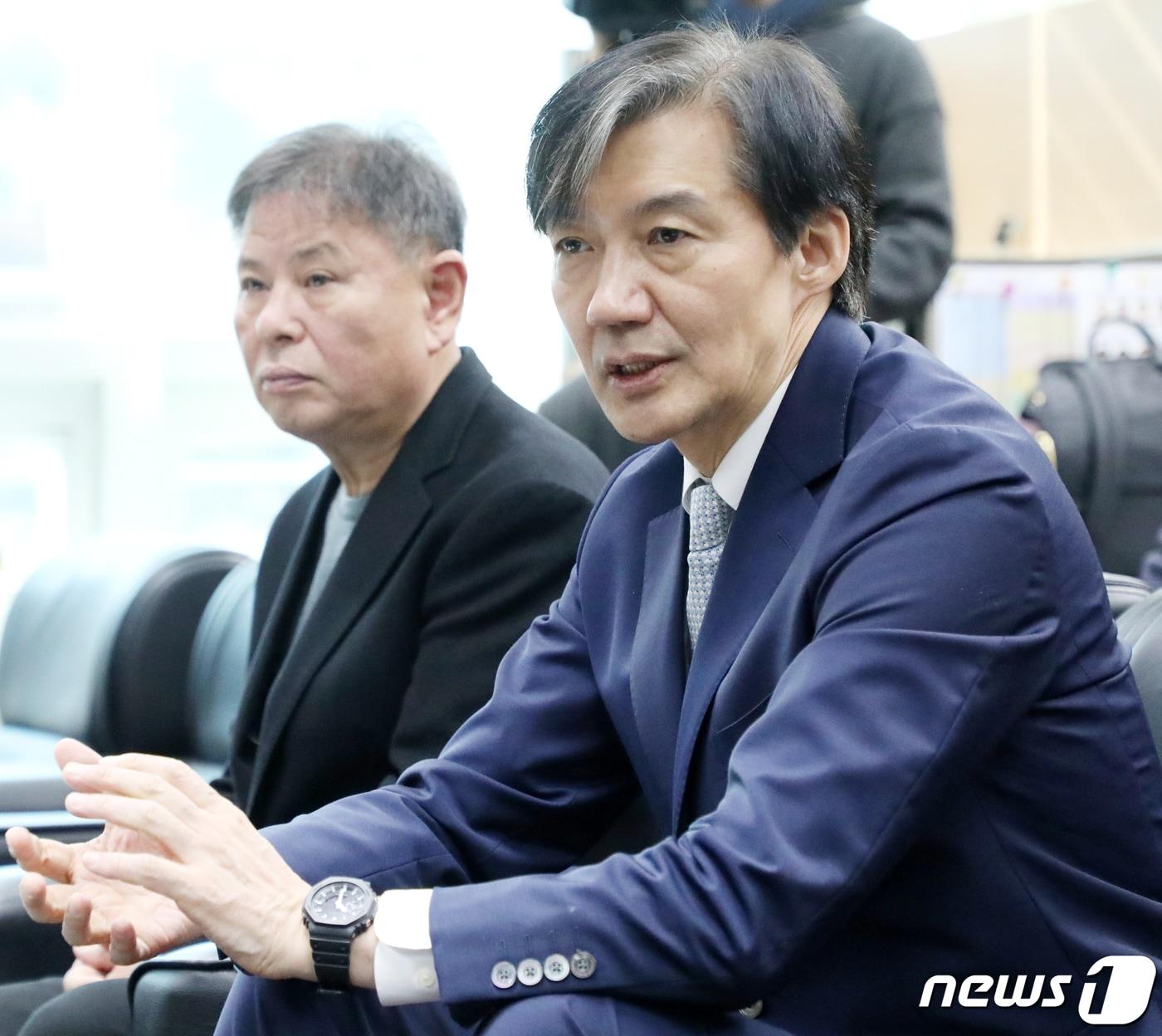 본문 이미지 - 조국 전 법무부 장관이 16일 전북 전주시 전북특별자치도의회 기자실을 찾아 신당 관련 간담회를 열고 질의에 답변을 하고 있다. 2024.2.16/뉴스1 ⓒ News1 유경석 기자