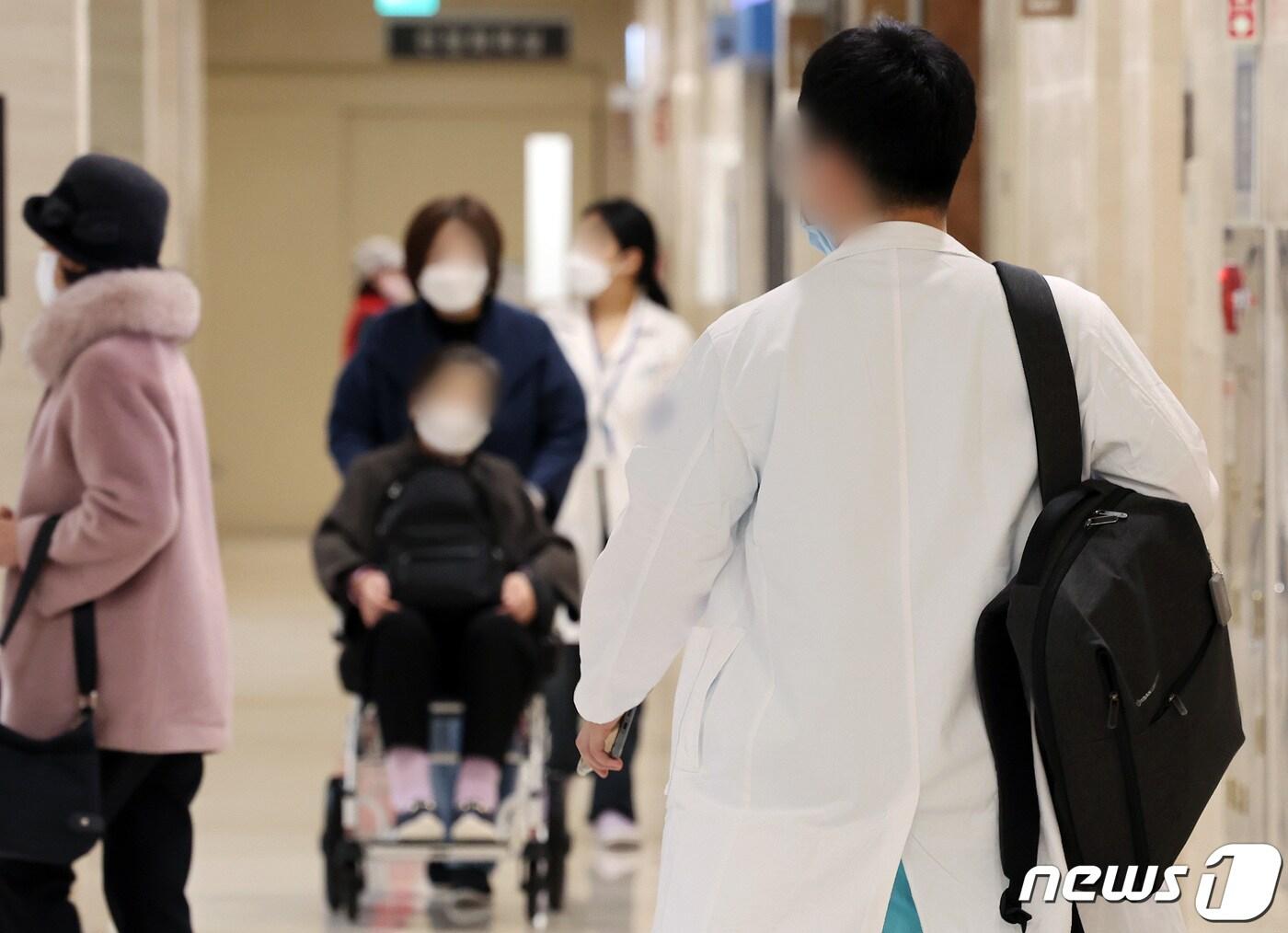 본문 이미지 - 16일 서울의 한 대형 종합병원에서 의료진이 발걸음을 옮기고 있다. 2024.2.16/뉴스1 ⓒ News1 이동해 기자