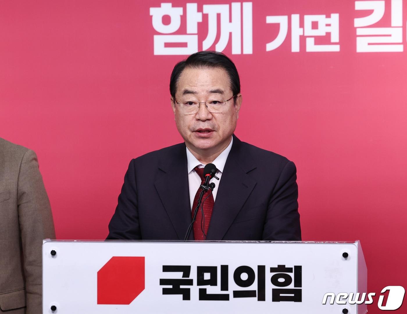 본문 이미지 - 정영환 국민의힘 공천관리위원장이 16일 오전 서울 여의도 중앙당사에서 경기·충청·전남지역 단수공천 명단을 발표하고 있다. 2024.2.16/뉴스1 ⓒ News1 구윤성 기자