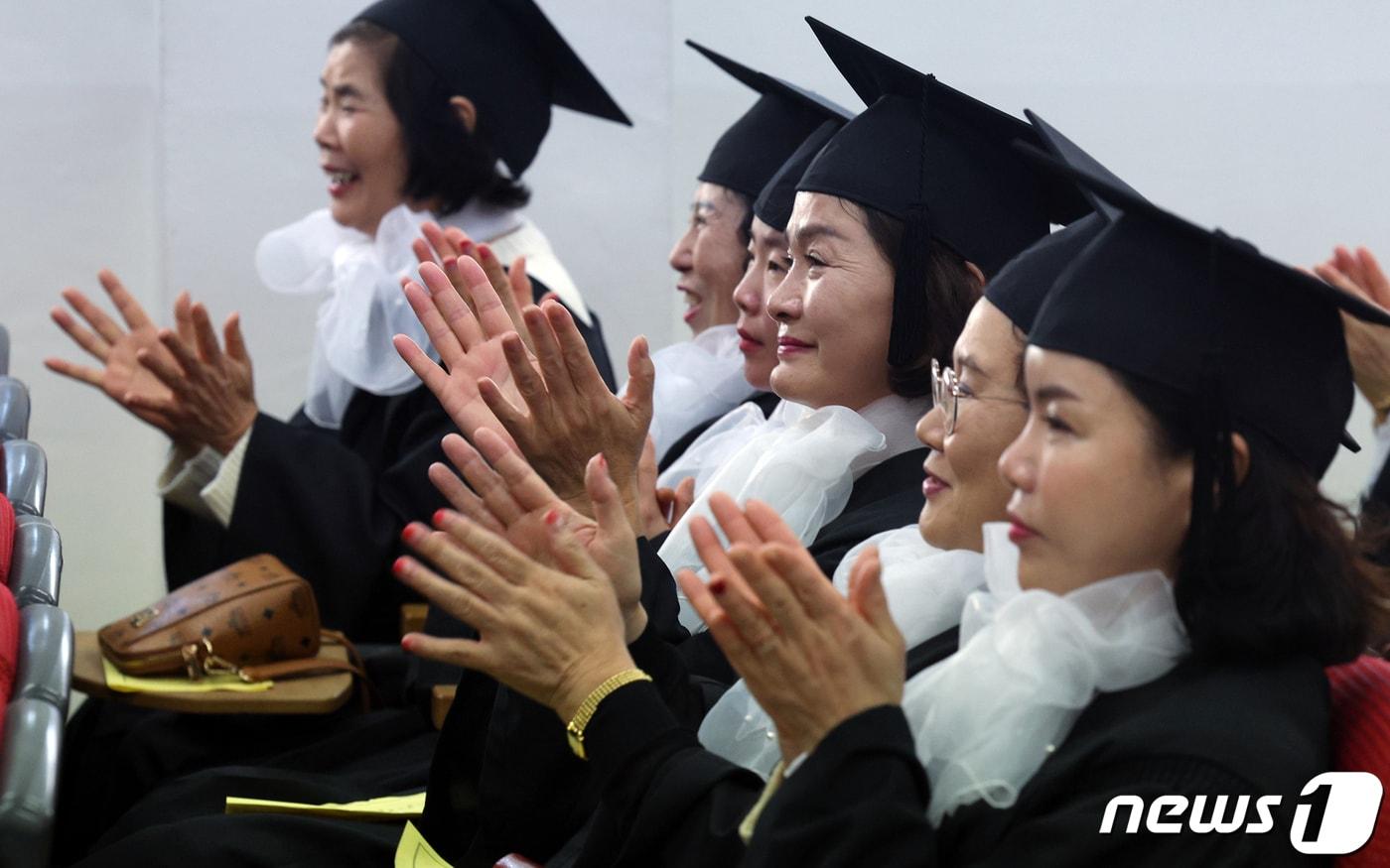 본문 이미지 - 서울 노원구 중계동 학교형태 평생교육시설인 청암중고등학교에서 지난 2월 열린 2023학년도 졸업식에서 졸업생들이 박수를 치고 있다. /뉴스1 ⓒ News1 박정호 기자