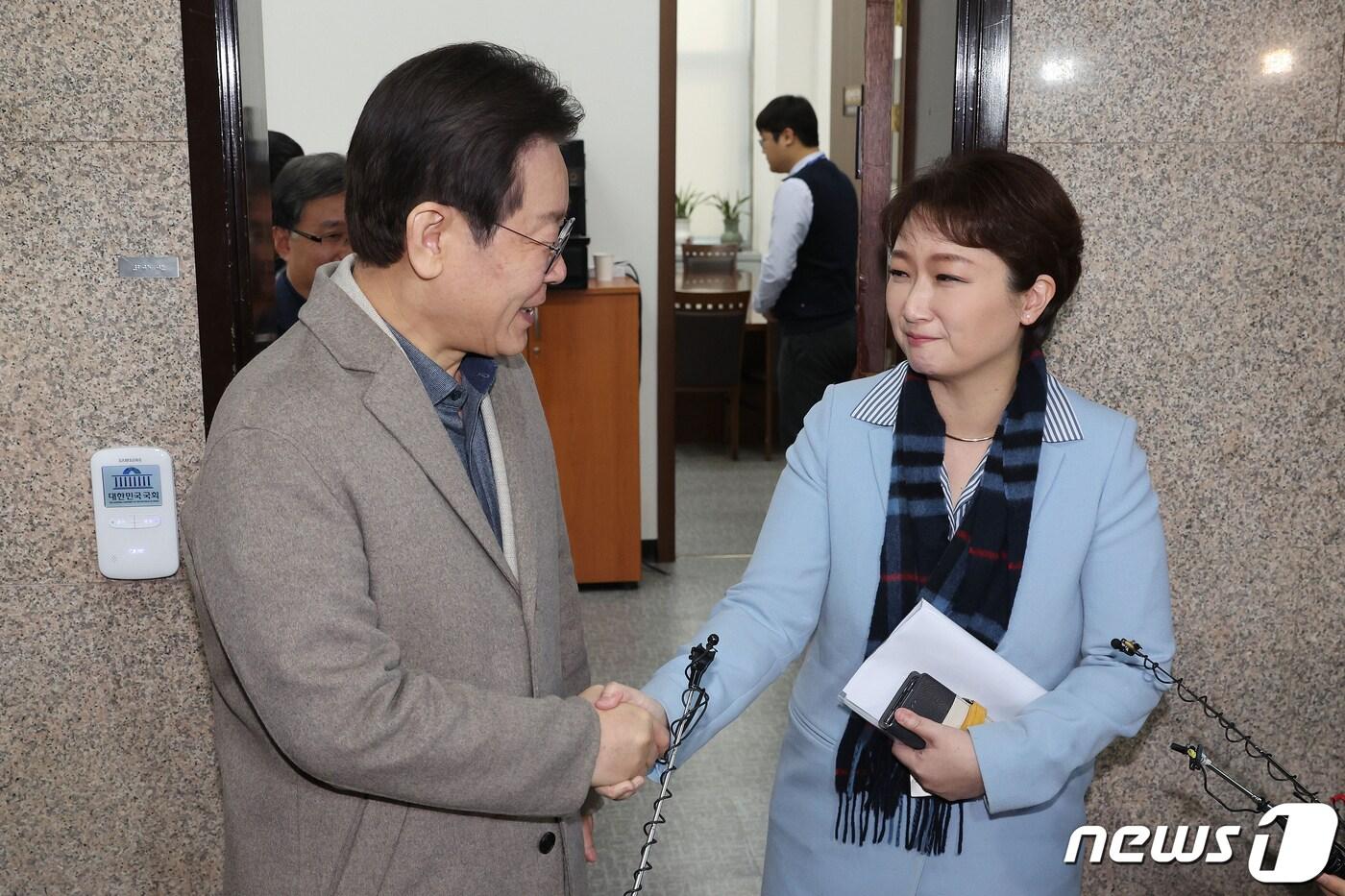 본문 이미지 - 이재명 더불어민주당 대표(왼쪽)와 이언주 전 의원. 뉴스1 ⓒ News1 ,송원영 기자