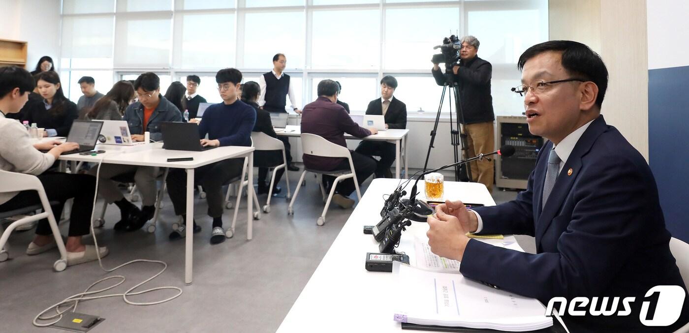 본문 이미지 - 최상목 경제부총리 겸 기획재정부 장관이 16일 세종시 정부세종청사 중앙동에서 열린 출입기자단 간담회에 참석하여 발언하고 있다. 2024.2.16/뉴스1 ⓒ News1 김기남 기자